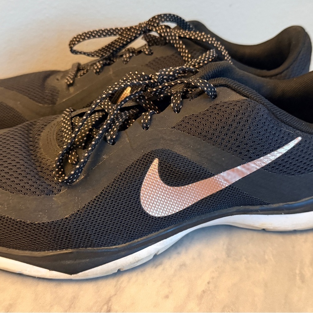 Nike Women’s Running Shoes – Black / Rose Swoosh – Size US 9 - Picture 2 of 7
